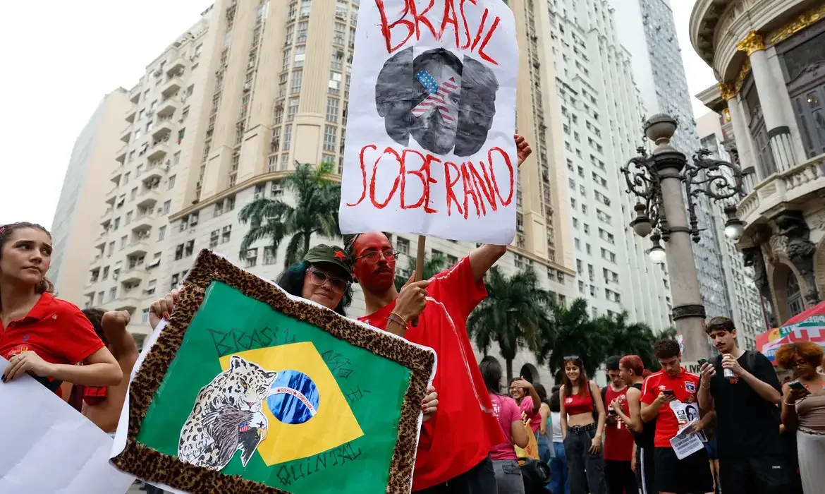 Estudantes vão às ruas no Rio em ato contra Flávio Bolsonaro e em apoio a Lula no segundo turno