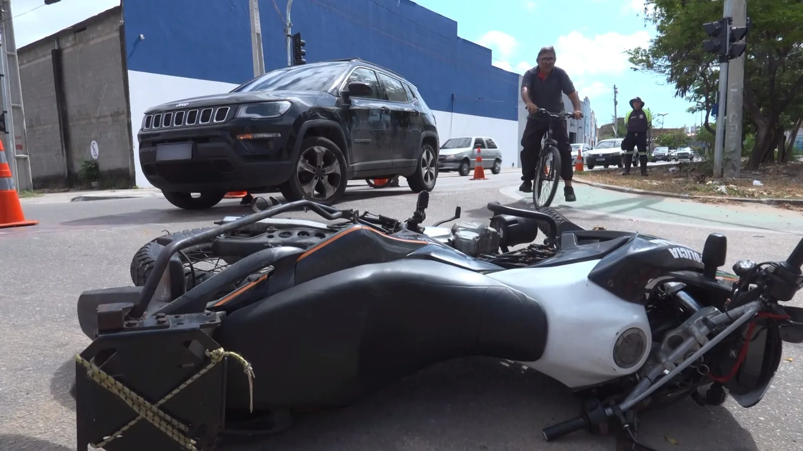 Acidente entre carro e moto da PM deixa policial ferido em Fortaleza
