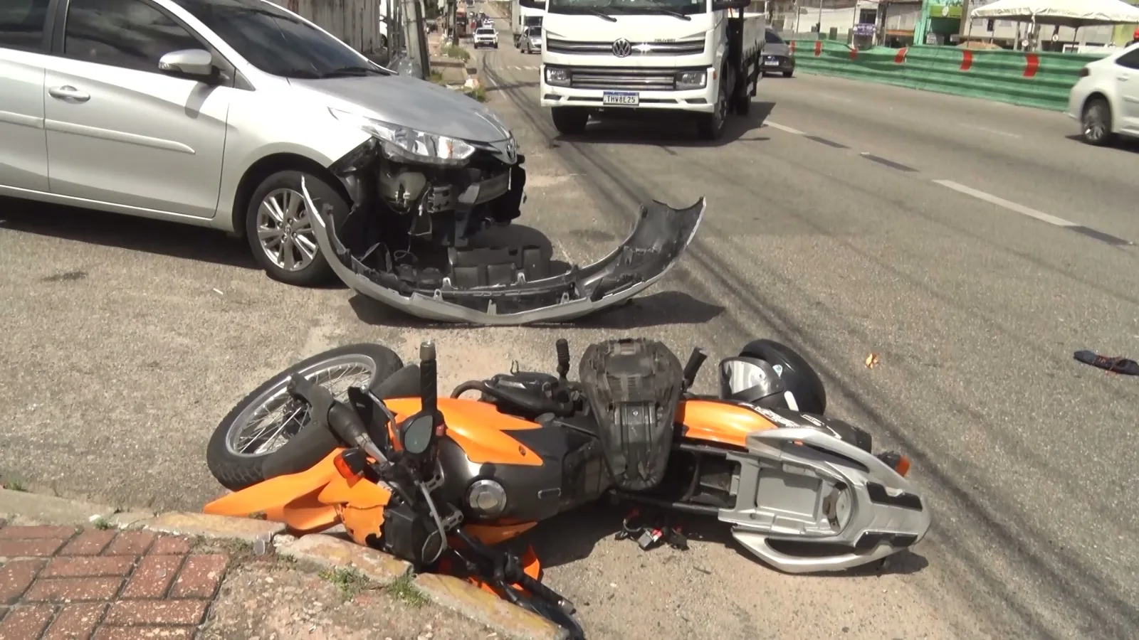 Acidente entre moto, caminhão e carro deixa duas pessoas feridas em Fortaleza