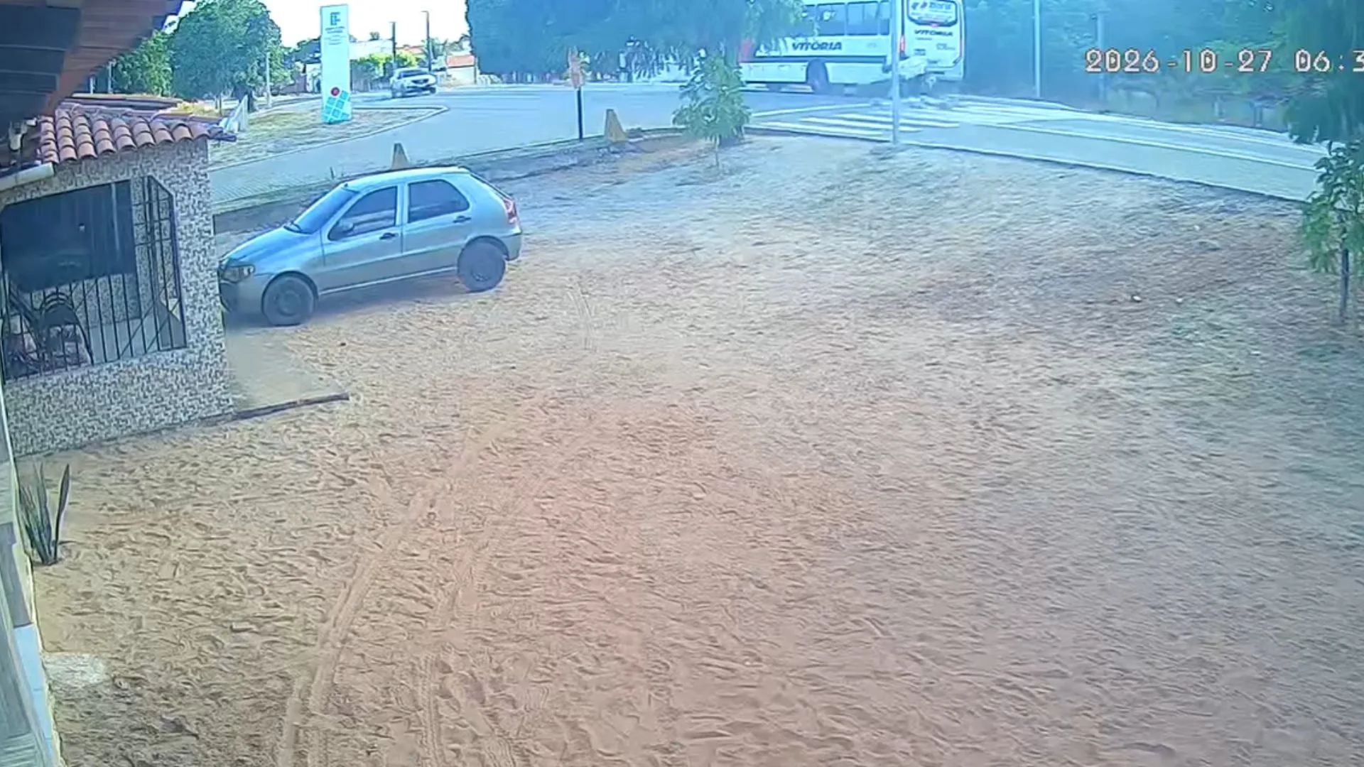 Motociclista que transportava frangos bate na traseira de ônibus em Paracuru, no Ceará