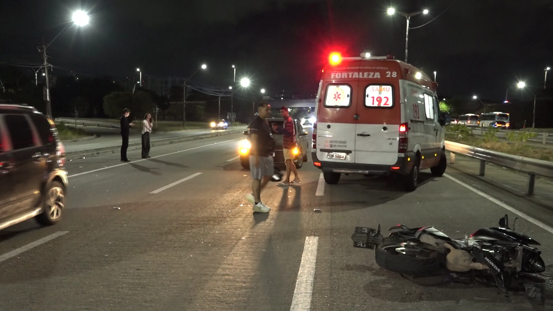 Imagens: TV Cidade Motociclista morre após bater contra guard-rail na BR-116 em Fortaleza