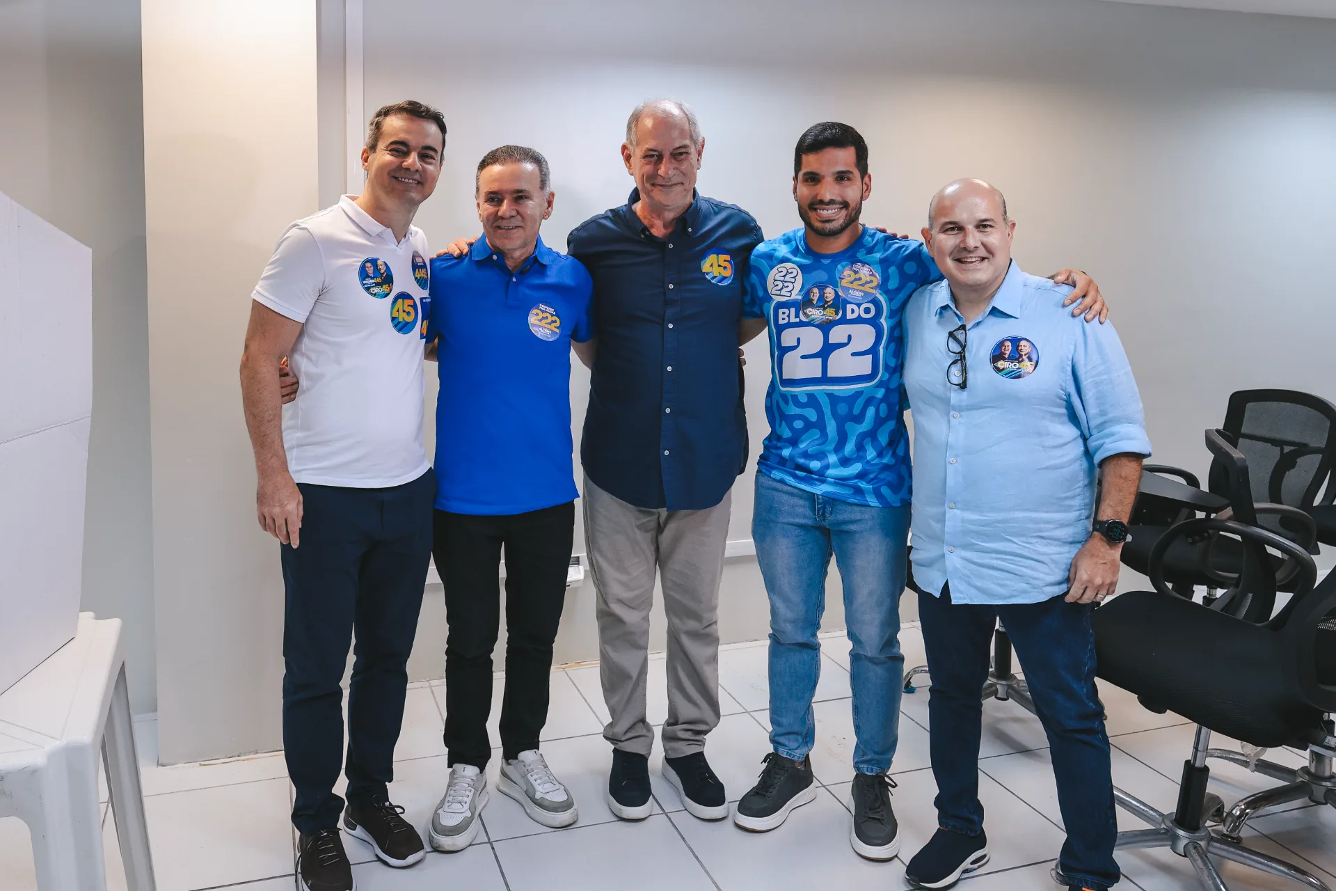 candidato utilizou a expressão “dever cumprido” ao falar sobre o momento e destacou as viagens realizadas durante a campanha pelos municípios cearenses. (Foto: Reprodução) Alcides Fernandes vota em Fortaleza ao lado de aliados