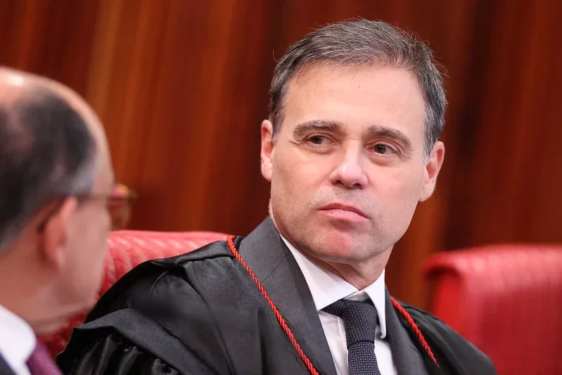 André Mendonça vai analisar pedido para suspender aumento do Bolsa Família