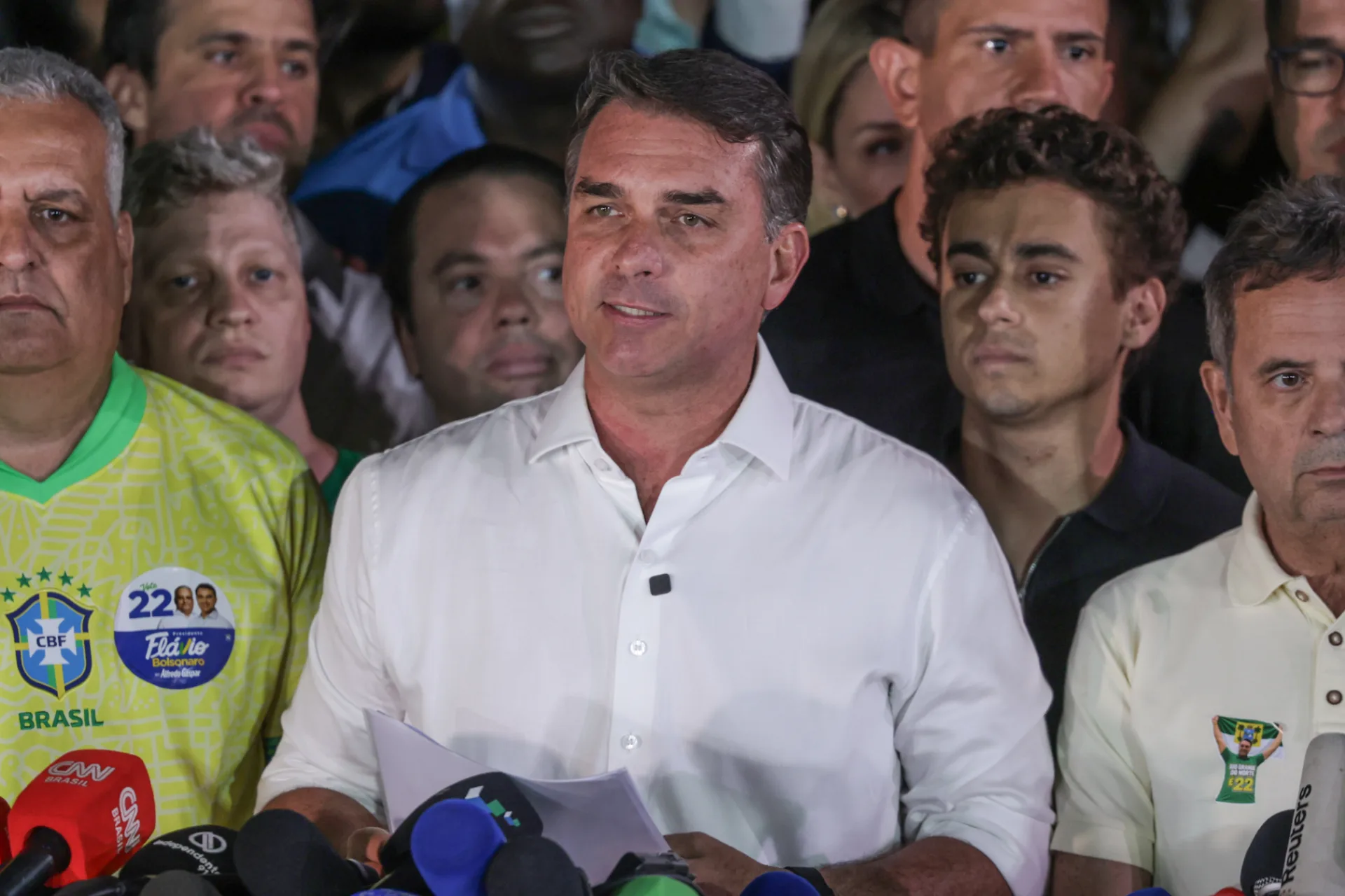 Após ordem de Moraes, Flávio Bolsonaro não entrega passaportes à PF dentro do prazo