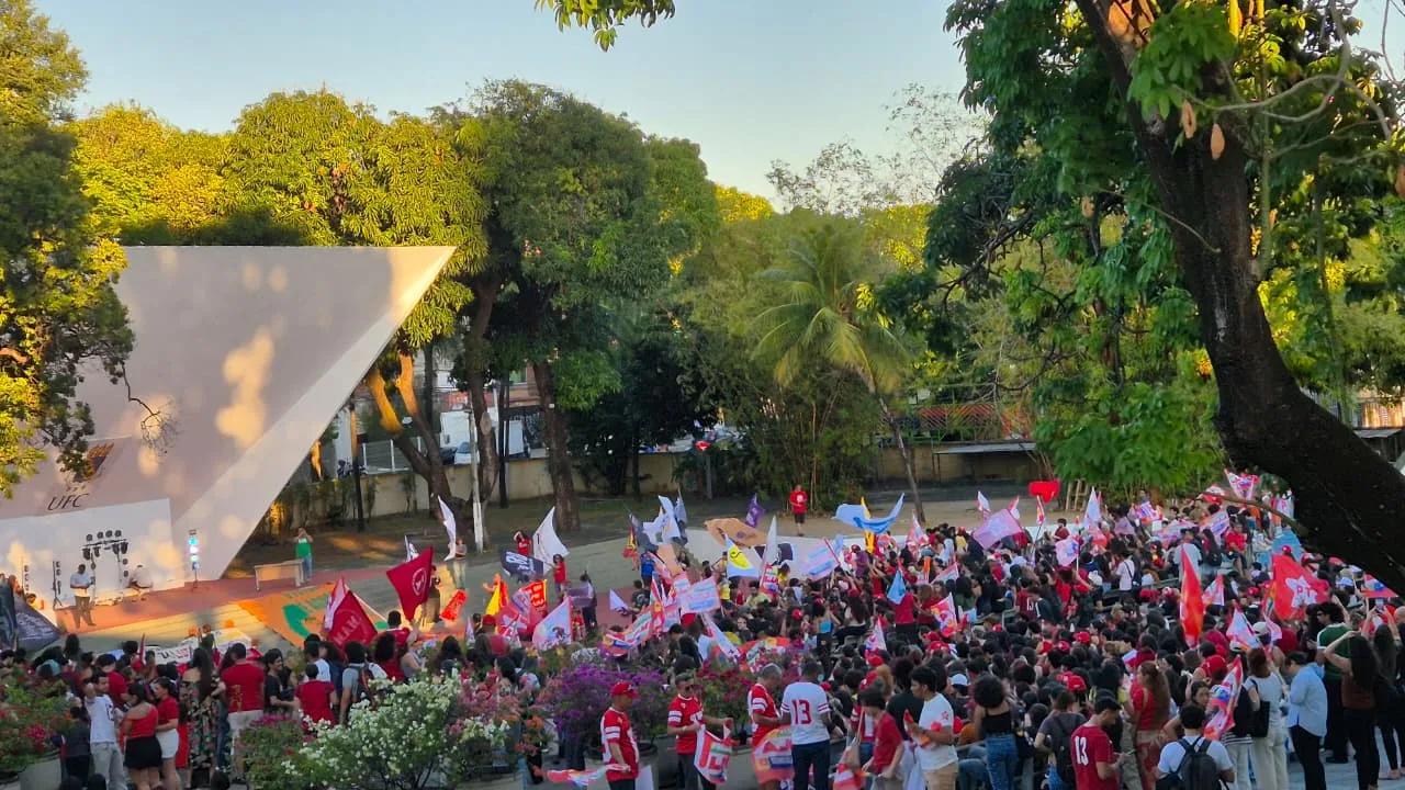 Ato na UFC reúne estudantes em Fortaleza em apoio a Lula no segundo turno
