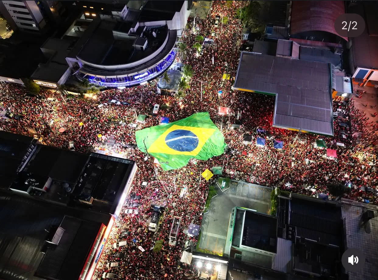 Ato pela reeleição de Lula ocupa quarteirões da Avenida Dom Luís, em Fortaleza