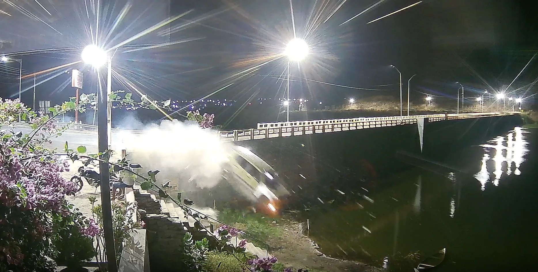Carro sai da pista em curva de barragem e para às margens da água em Quixeramobim