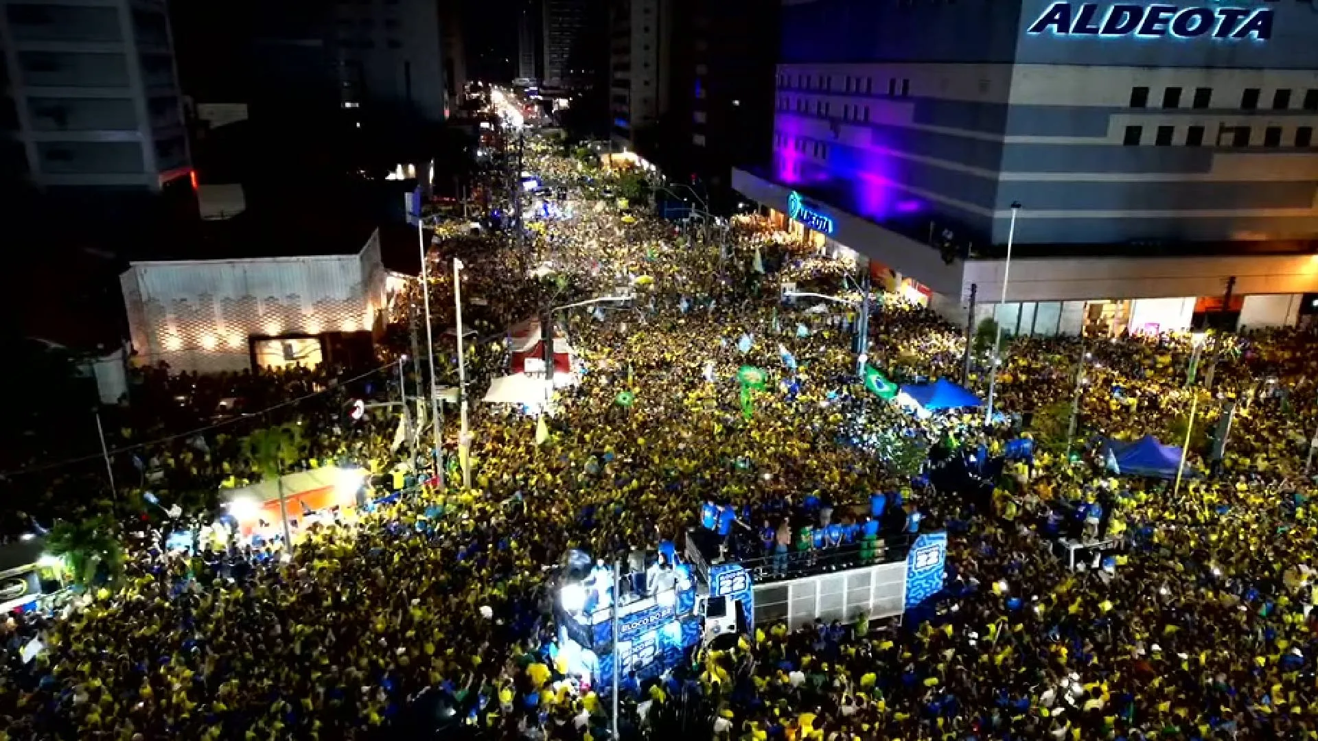 Ato pró-Flávio Bolsonaro reúne apoiadores na Praça Portugal, em Fortaleza
