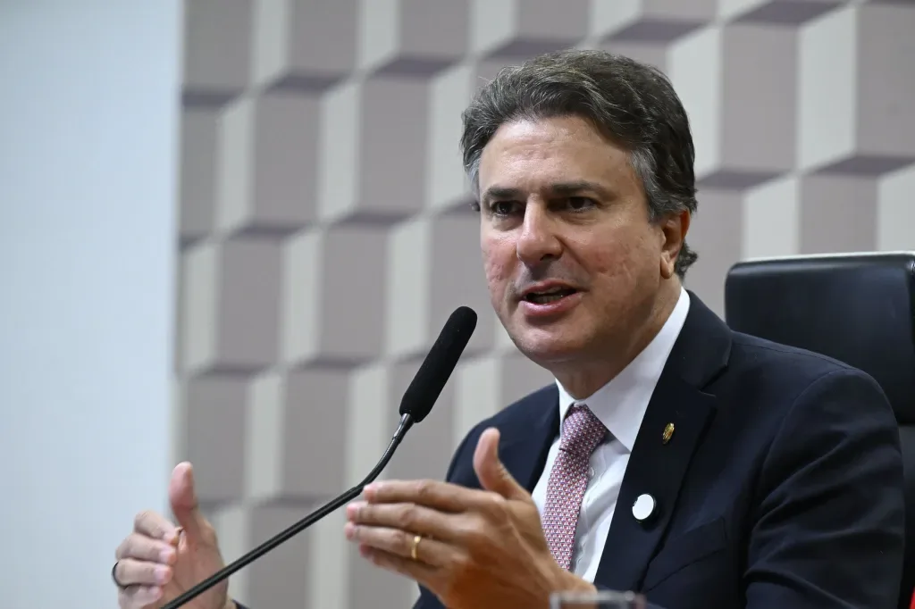 Camilo Santana acusa Flávio Bolsonaro de descumprir acordo sobre sigilos: "fugiu"