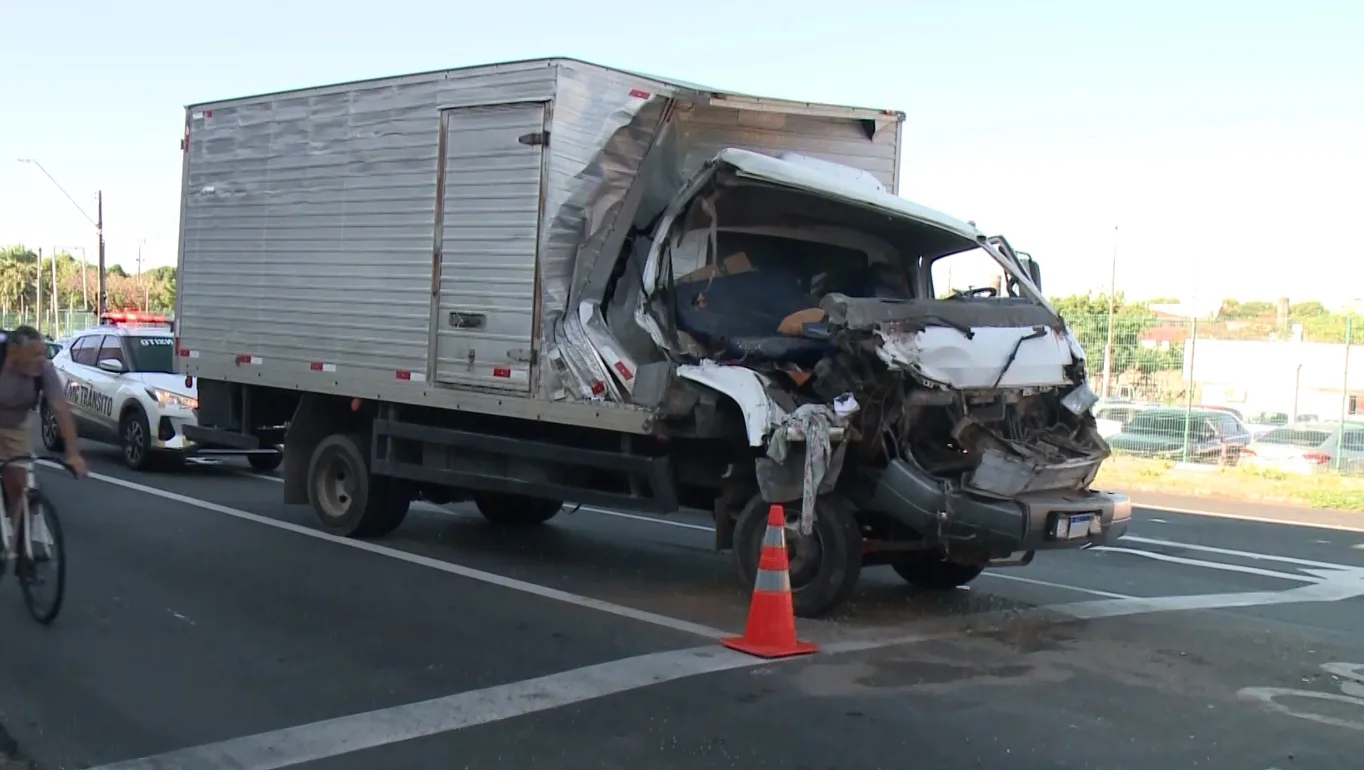 Caminhão bate em outro e fica destruído após motorista cochilar ao volante em Fortaleza