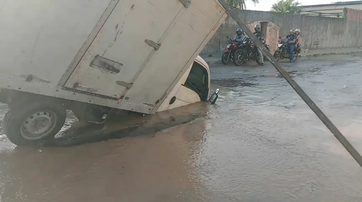 Caminhão fica preso em cratera após asfalto ceder em Itaitinga, no Ceará