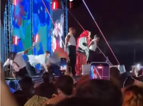 Palco se abre no meio do show de Gloria Groove e dançarinos caem durante apresentação