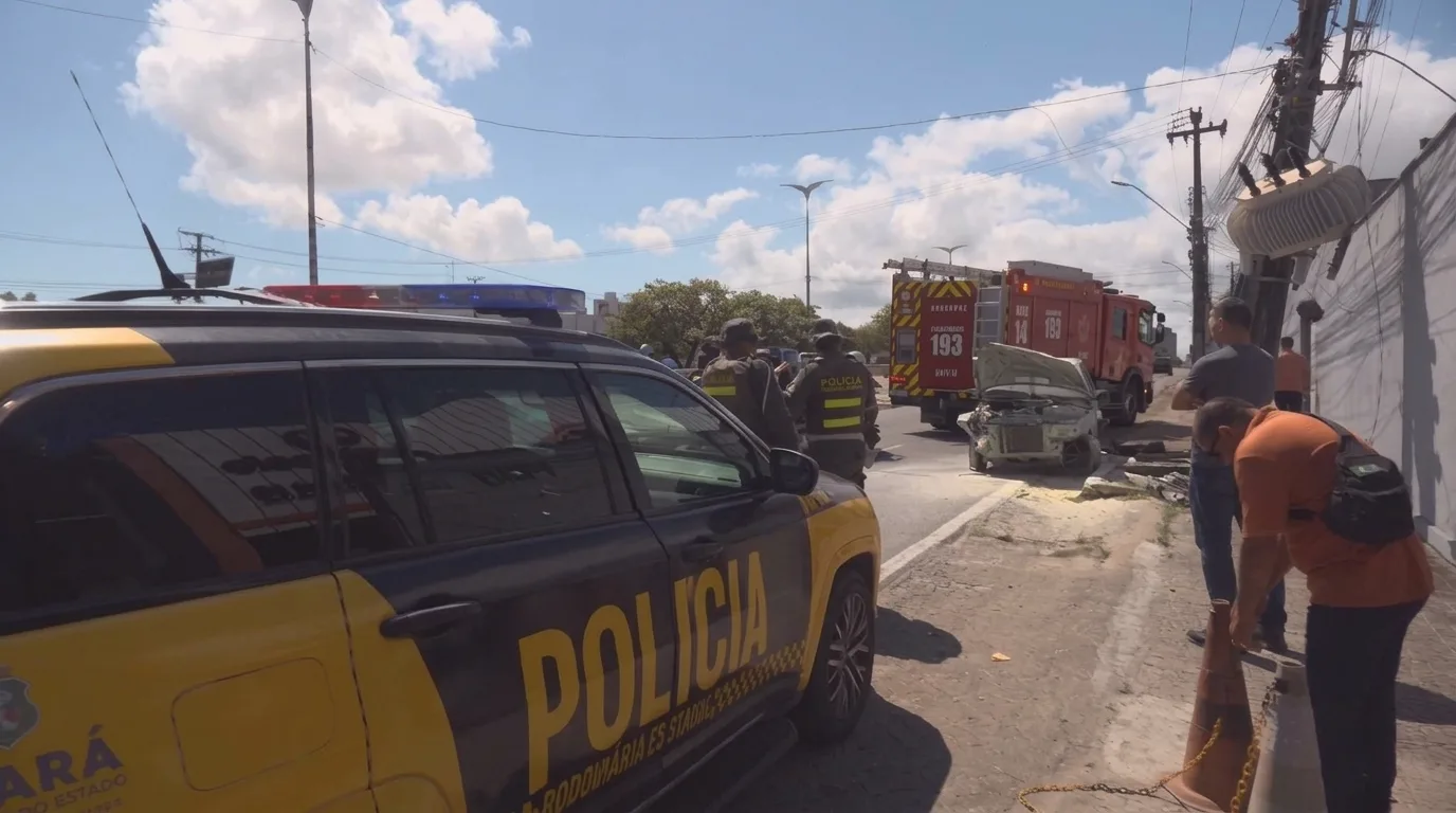 Carro bate em poste na BR-116, derruba transformador e deixa trecho sem energia em Fortaleza