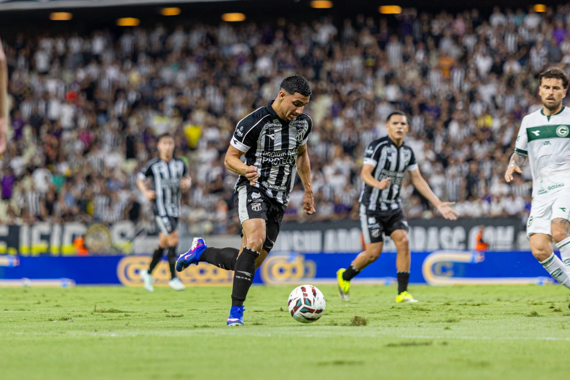 Ceará perde para o Goiás com dois gols nos acréscimos e segue ameaçado na Série B