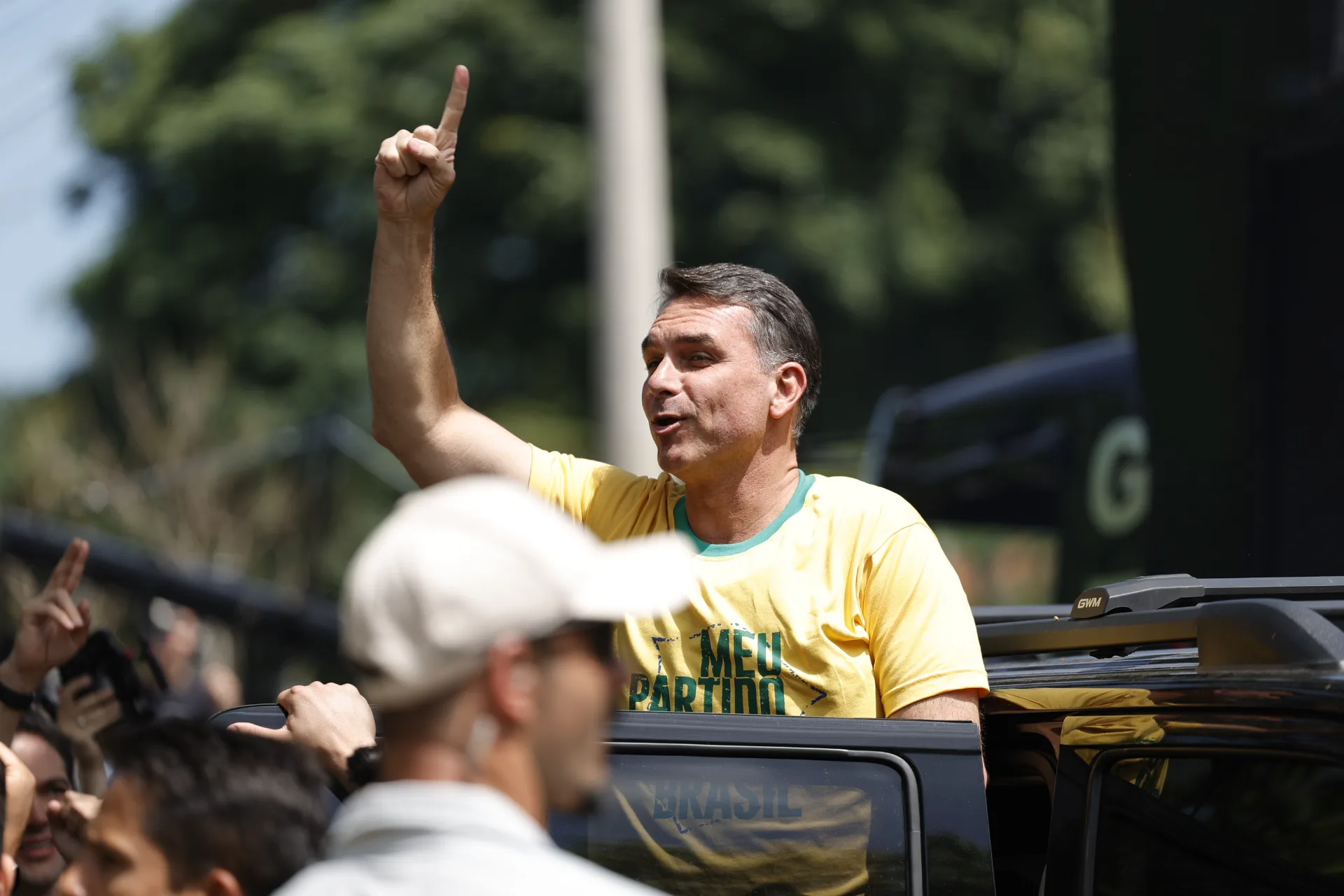 Flávio Bolsonaro realiza motociata no interior de SP no último dia de campanha