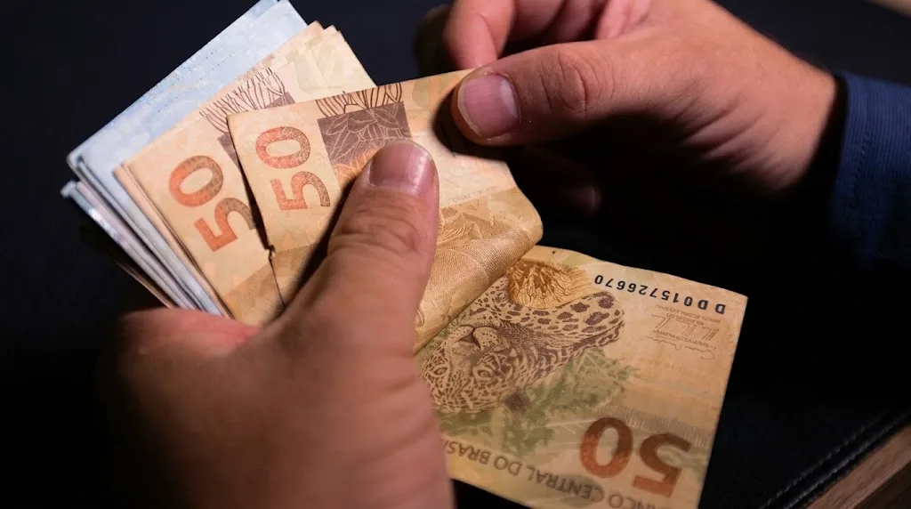 Trabalhadores vão receber 50% do salário extra até novembro; veja quem tem direito