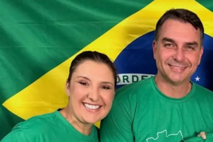 Ao lado de Flávio Bolsonaro, Daniella Marques afirma: “Só vai ter eleição daqui oito anos”