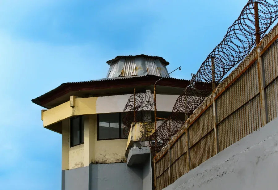decreto estabelece procedimentos distintos para bloquear aparelhos específicos e interromper sinais de comunicação em perímetros de segurança penitenciária. (Foto: Reprodução) Governo Lula cria programa para bloquear celulares usados ilegalmente em presídios