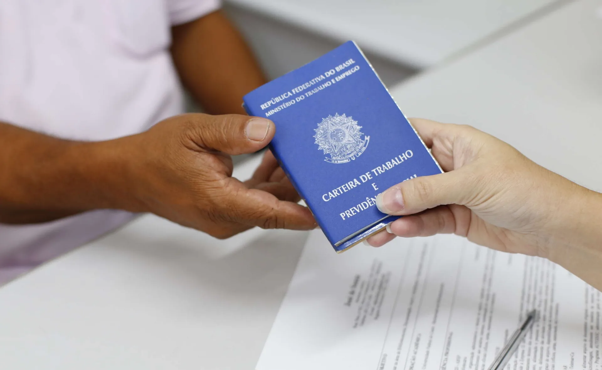 Desemprego cai a 5,2% no Brasil e atinge menor nível para o 3º trimestre em 14 anos