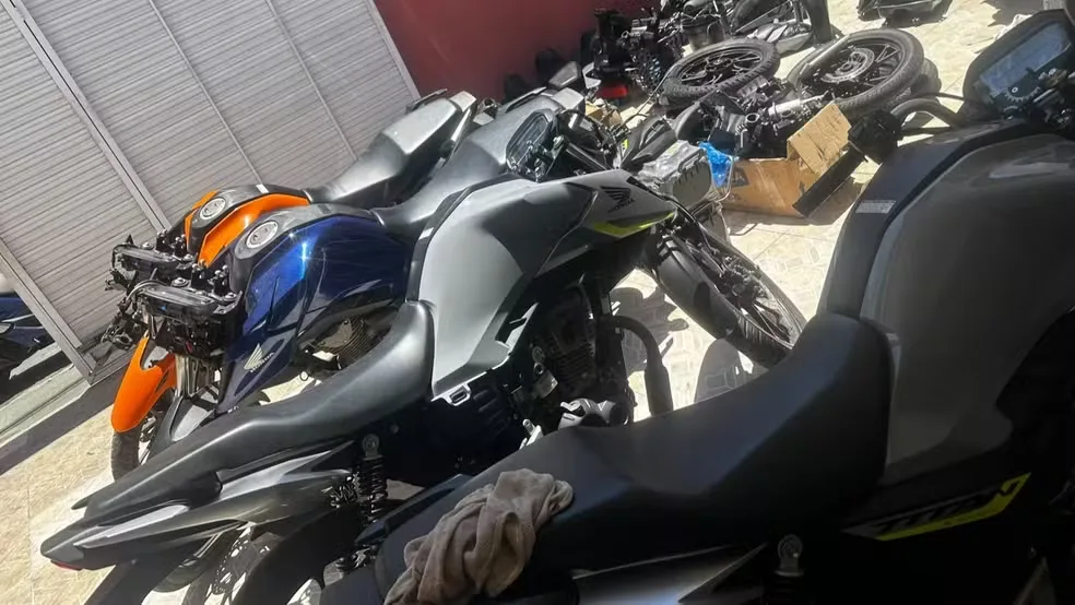 Rastreador de moto furtada leva polícia a desmanche de veículos em Fortaleza