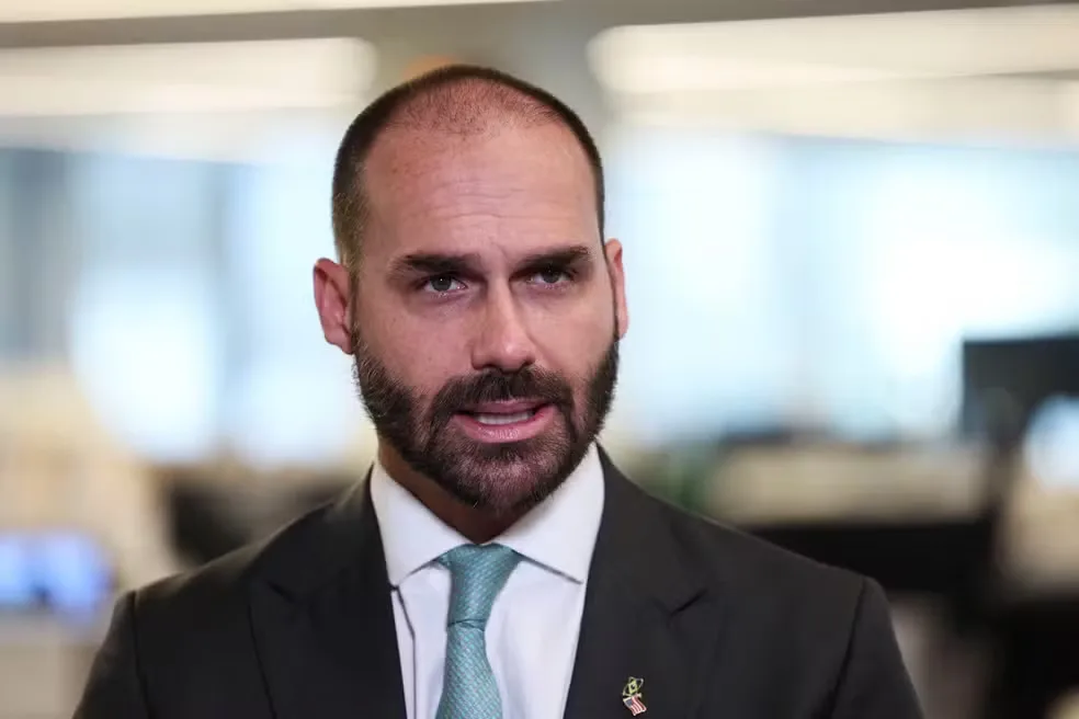 Eduardo Bolsonaro tem mandado de prisão e pena pendente no sistema nacional