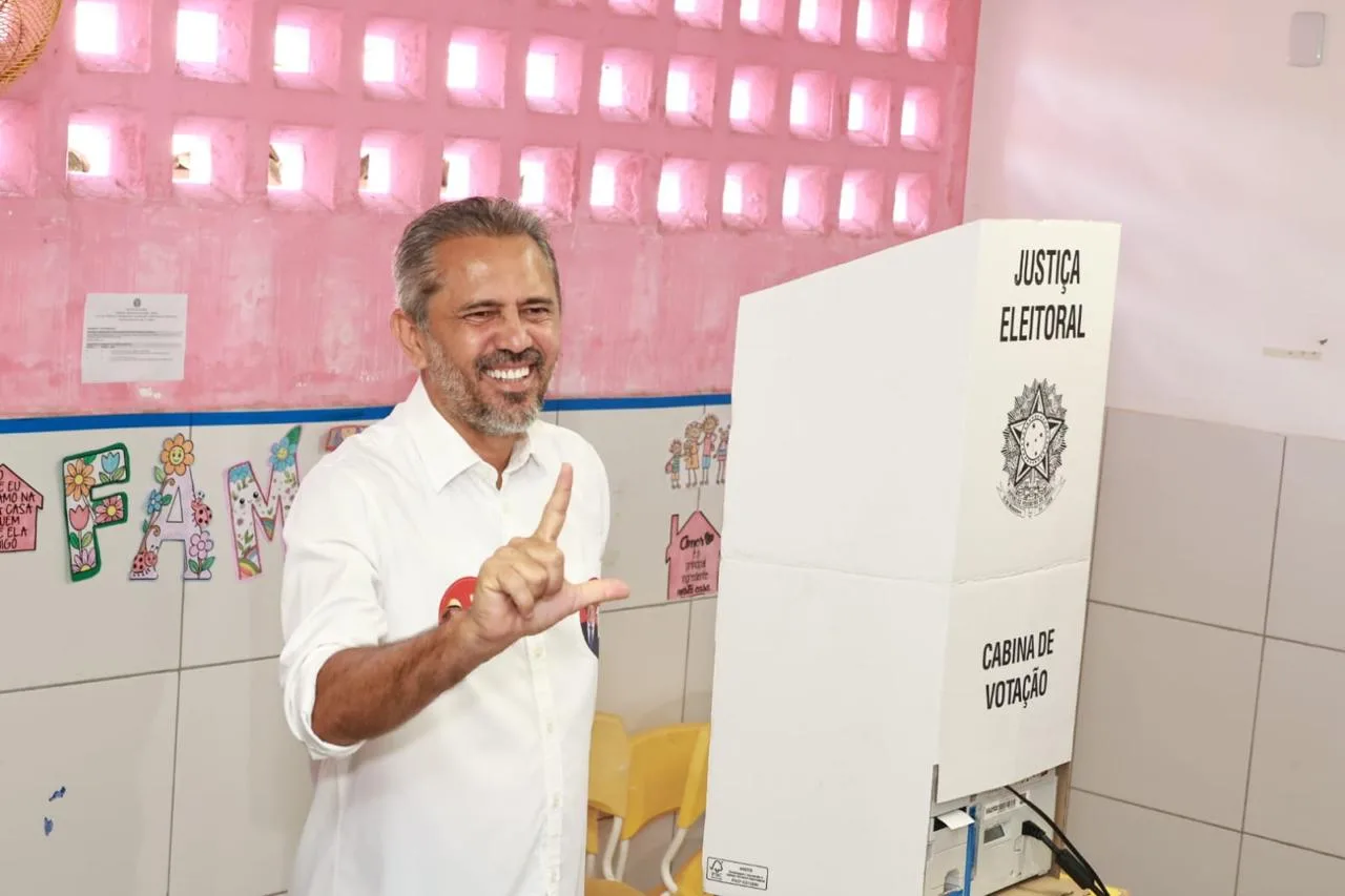 Elmano de Freitas vota em Caucaia (CE) e cita obras estaduais ao reforçar apoio a Lula