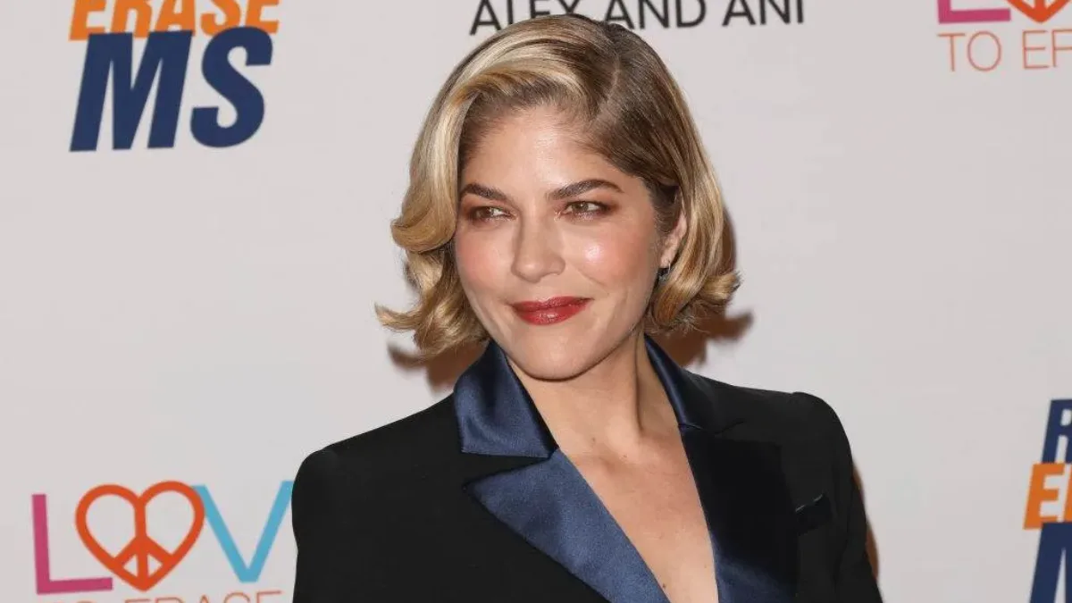 Selma Blair, de “Legalmente Loira”, é detida após morder comissária em voo nos EUA