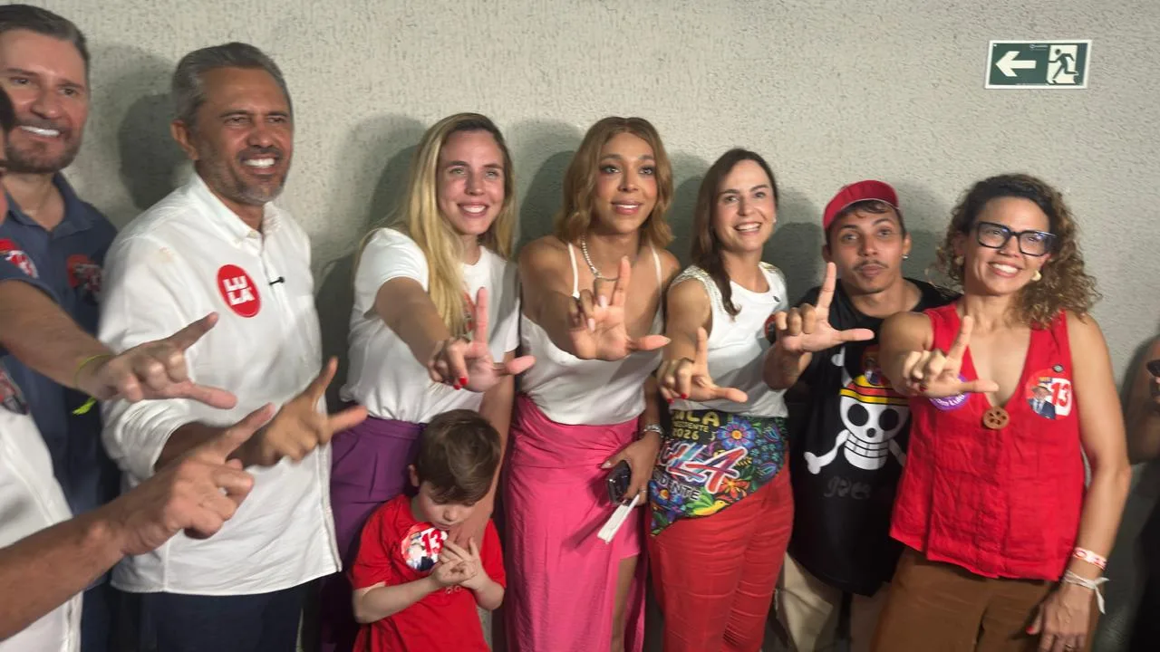 Em Fortaleza, Erika Hilton fala sobre fim da escala 6x1 e defende reeleição de Lula para manutenção da conquista