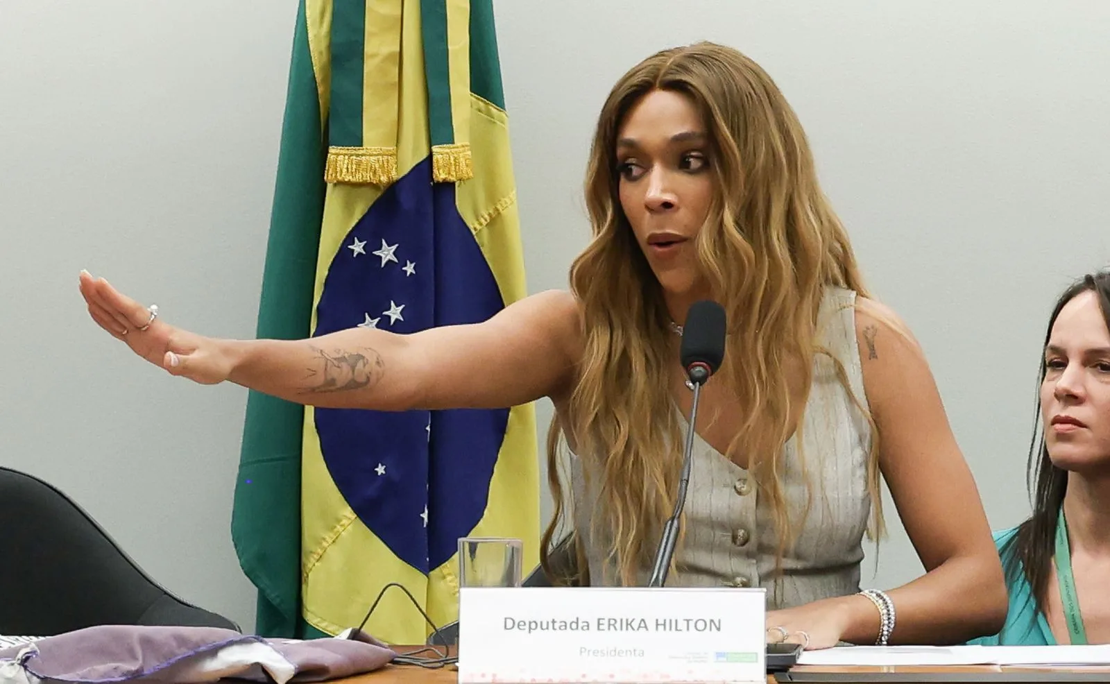 Em Fortaleza, Erika Hilton admite possibilidade de deixar o PSOL e revela conversas com outros partidos