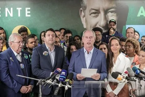 Ciro lê manifesto à nação, em São Paulo