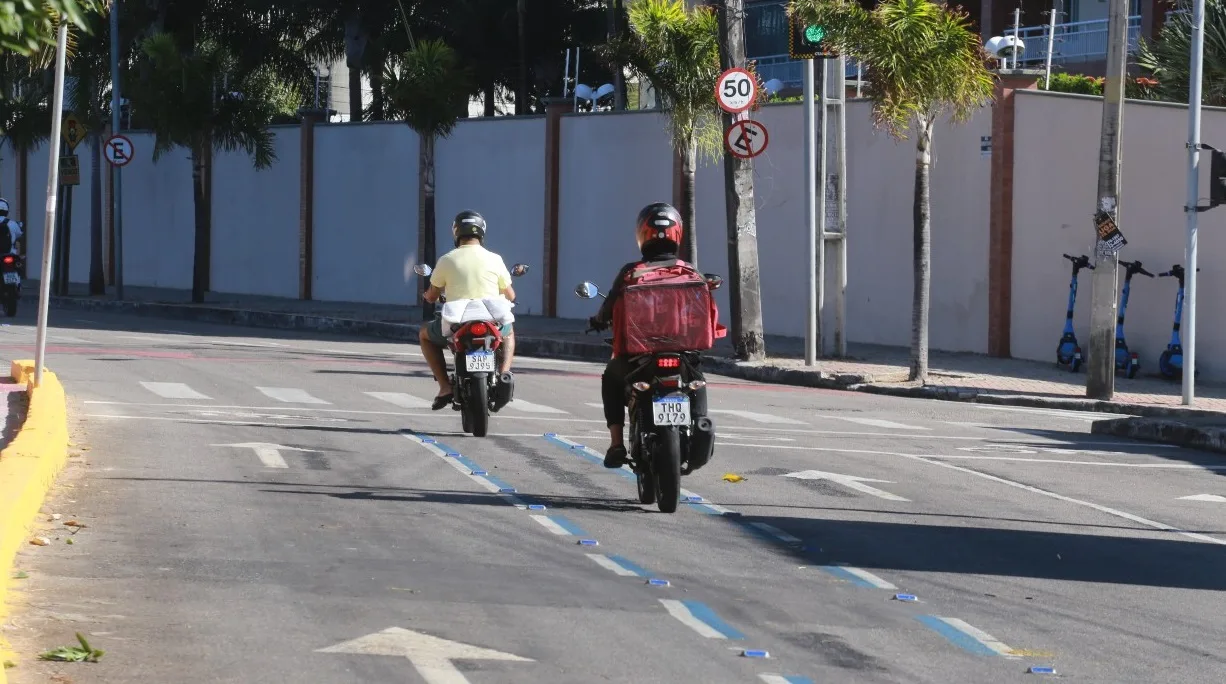 Faixa azul para motos completa um ano em Fortaleza e divide opiniões no trânsito