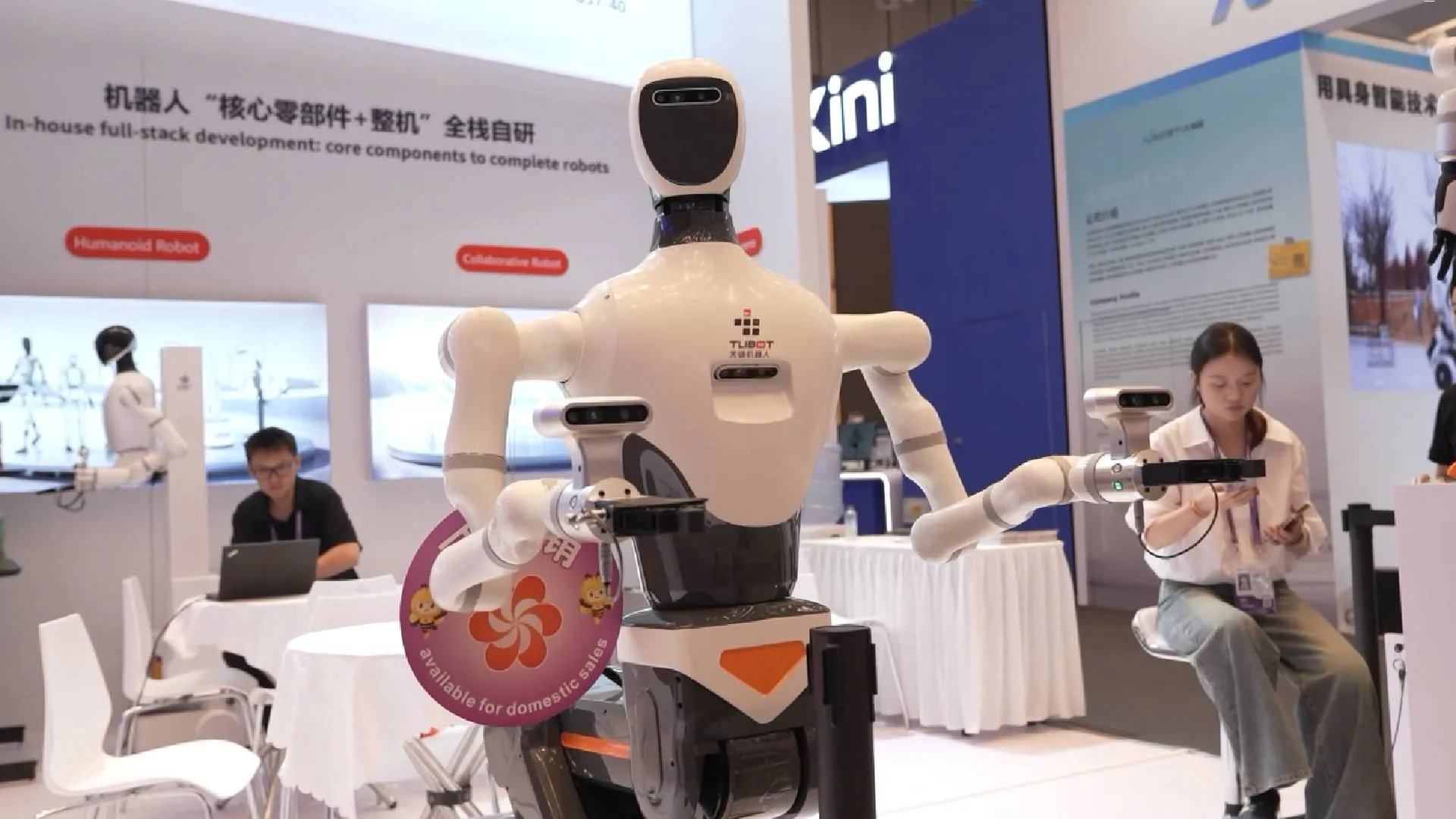 Feira na China tecnologias que prometem facilitar tarefas domésticas e cuidados com a saúde