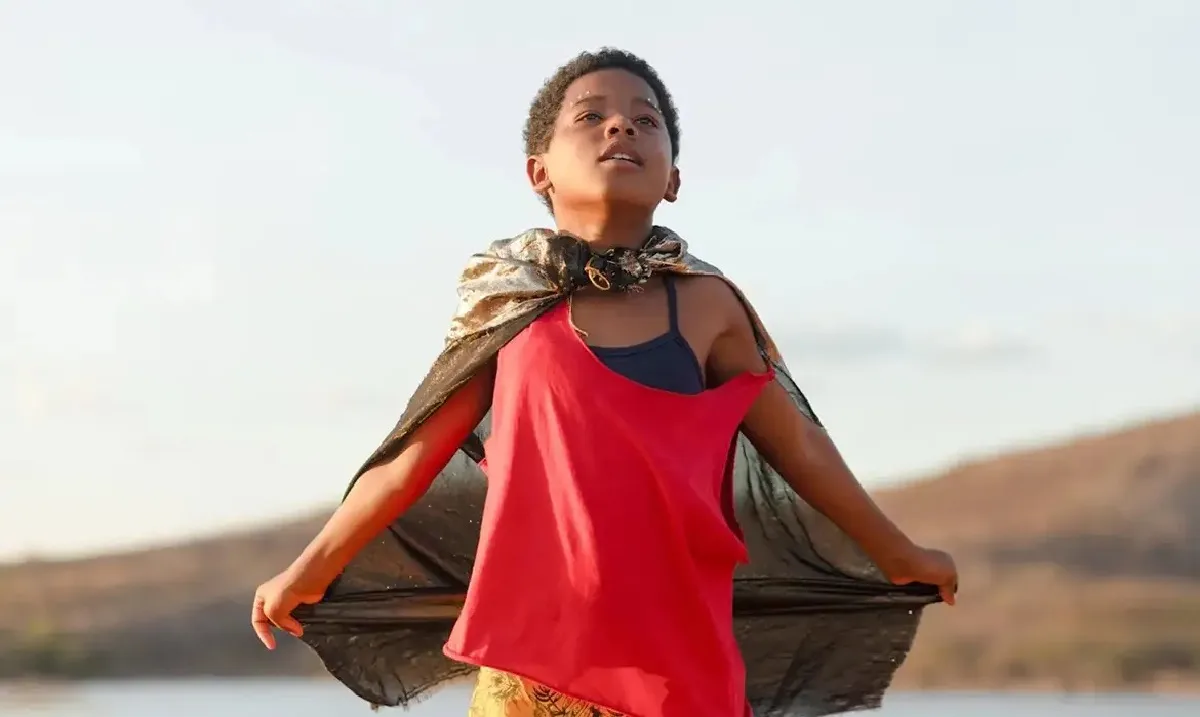 A trama acompanha Gugu, interpretado pelo jovem Yuri Gomes, um menino de quase 12 anos apaixonado por futebol e dança. Foto: Divulgação / Paris Filmes "Feito Pipa", filme cearense que representa o Brasil na corrida pelo Oscar, foi gravado em Quixadá