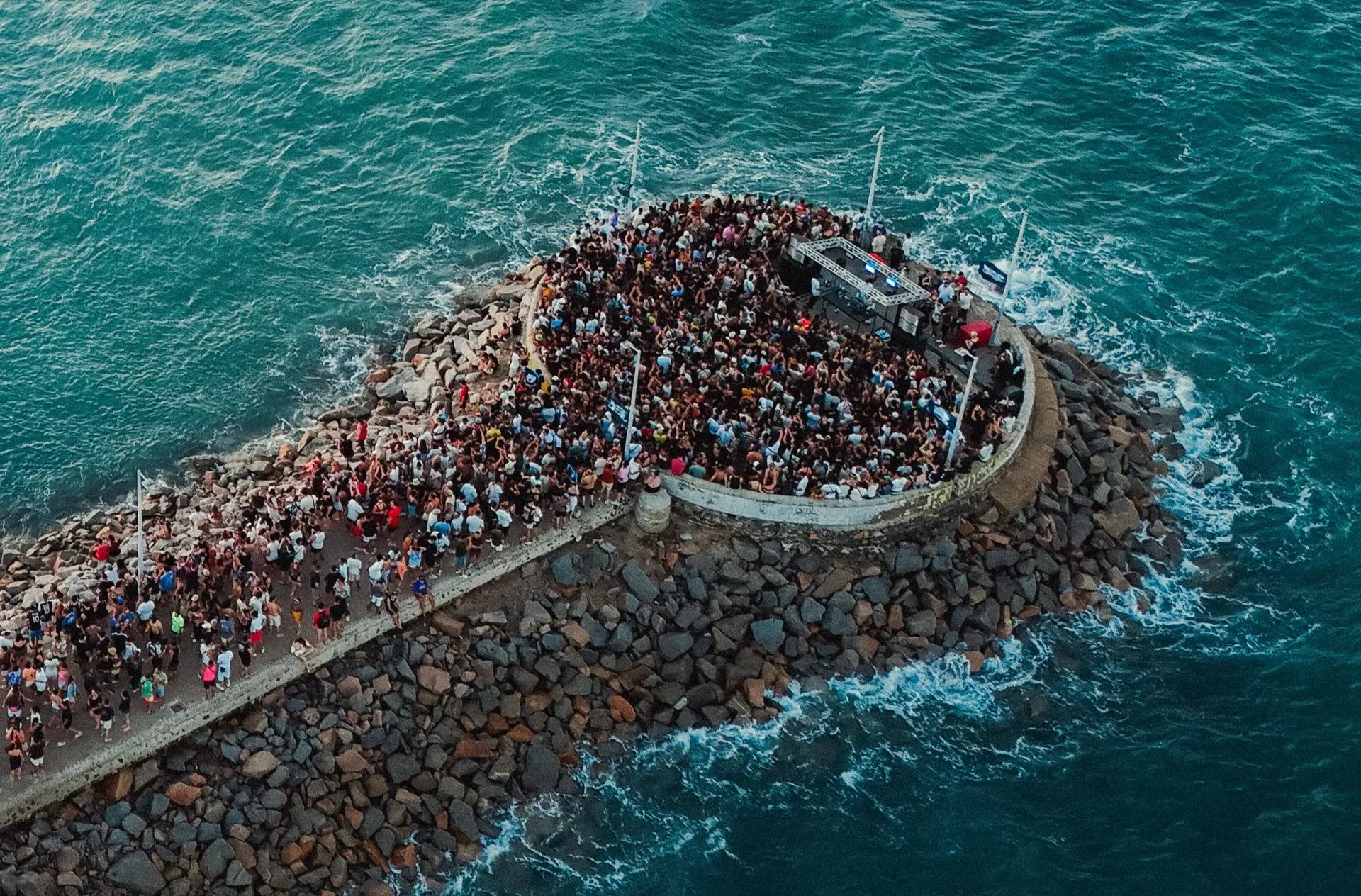 Festival Cearense de Música Eletrônica reúne multidão na Praia de Iracema, em Fortaleza