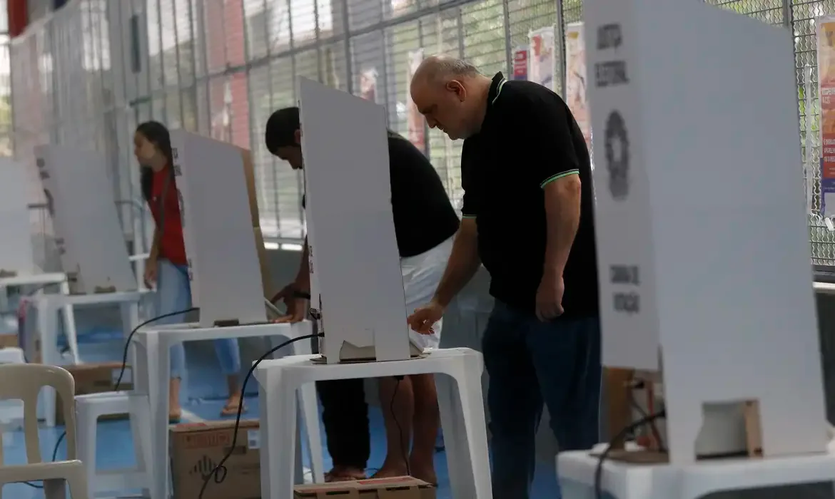 Quase 7 milhões de eleitores do Ceará vão às urnas para escolher presidente, governador, senadores e deputados