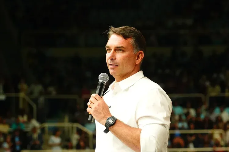 Flávio Bolsonaro ataca pacote de Lula para MEIs: “Ele está achando que o povo é otário?”