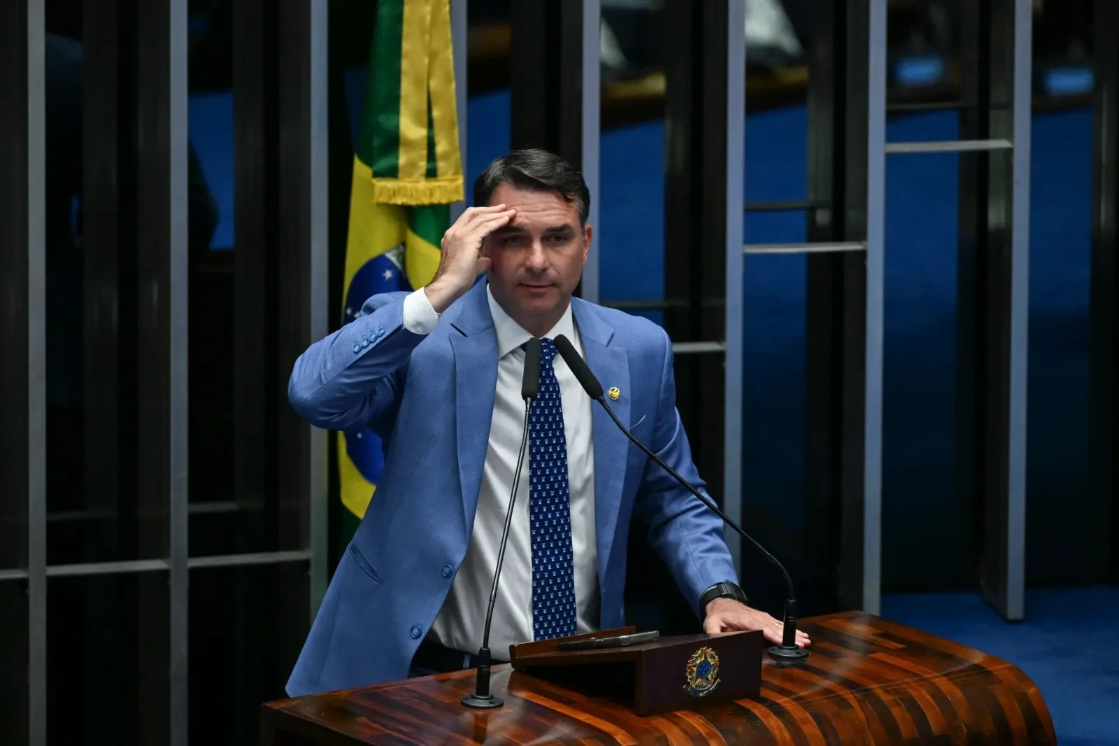 Flávio Bolsonaro altera carta golpista e retira expressão “presidente eleito”