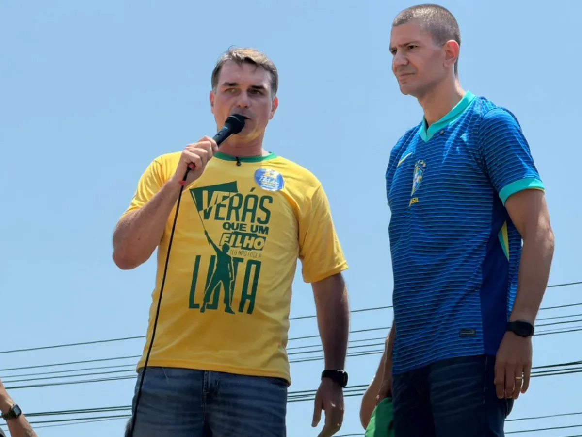 Flávio Bolsonaro participou de ato de campanha em São Gonçalo neste sábado (10) e criticou o governo Lula. (Foto: Reprodução) “É o fim da era Lula”, diz Flávio Bolsonaro em ato de campanha no Rio