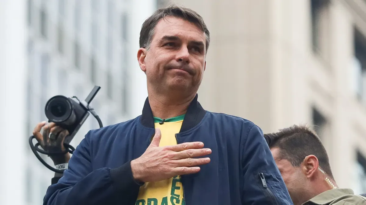 Campanha de Flávio Bolsonaro aciona Justiça contra perfis por publicações sobre Nossa Senhora Aparecida