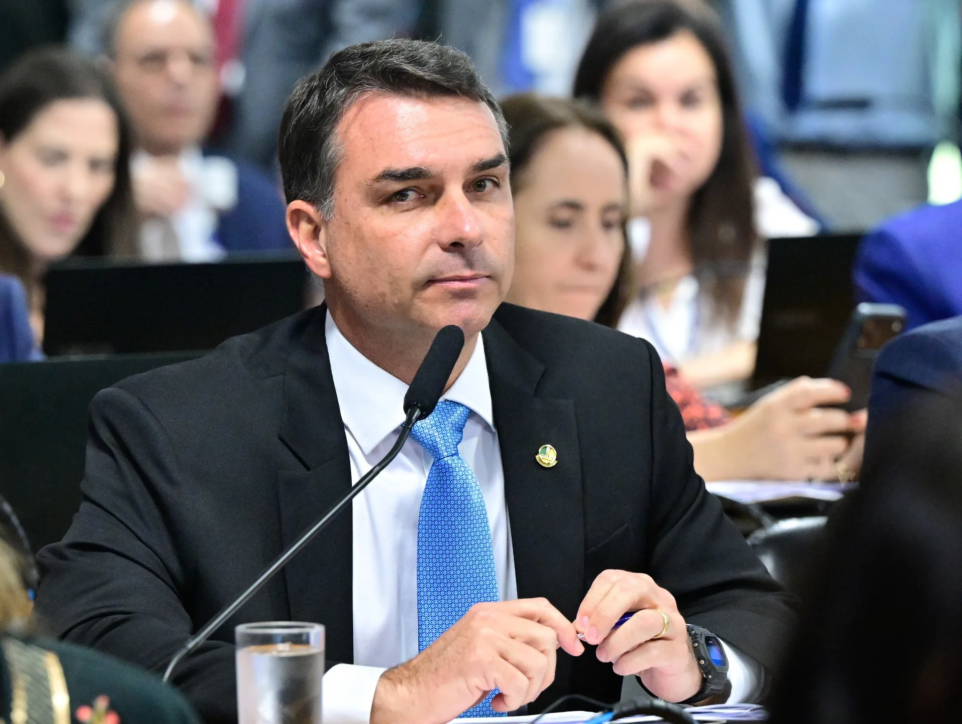 Flávio Bolsonaro diz que votará pelo fim da escala 6x1, mas segue defendendo pagamento por horas trabalhadas