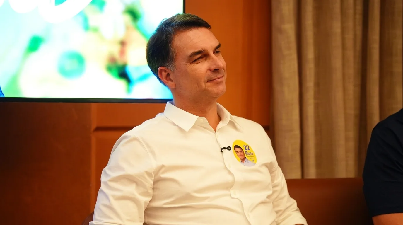 Flávio Bolsonaro nega clima de ‘já ganhou’ e pede mobilização contra Lula