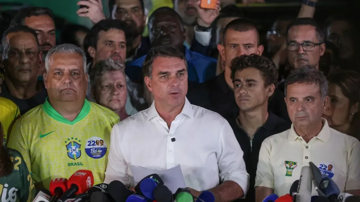Flávio Bolsonaro passou o dia em fazenda no Brasil na terça-feira (27) antes de seguir para os EUA
