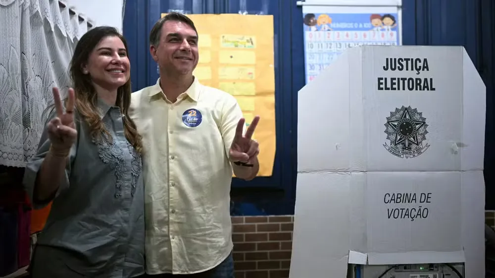 Flávio Bolsonaro vota no Rio de Janeiro e pede que eleitores compareçam às urnas
