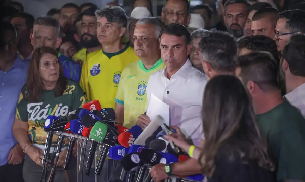 PL, partido de Flávio Bolsonaro, reconhece resultado da eleição, mas cobra esclarecimentos ao TSE