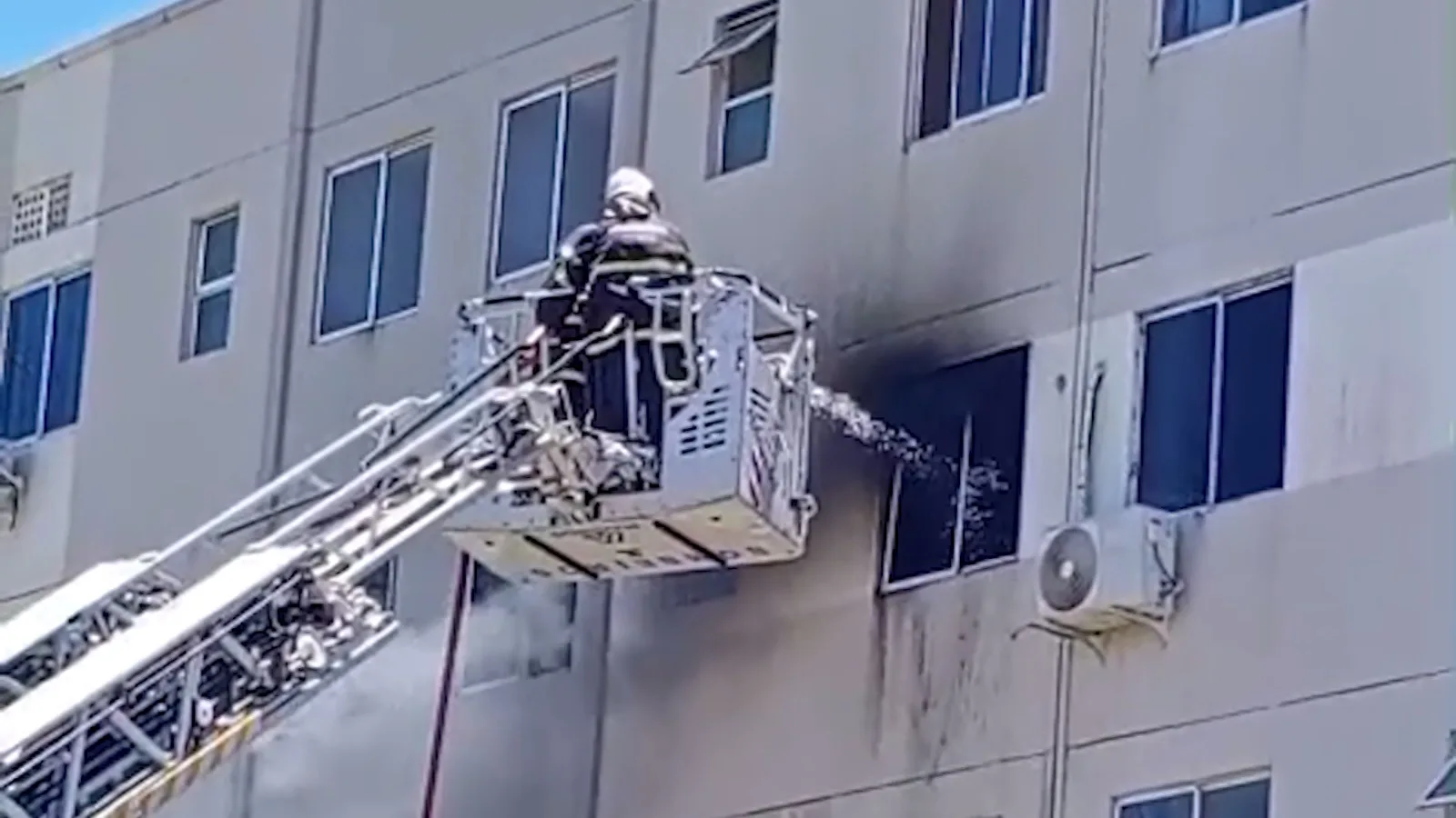 Fogo destrói parte de apartamento em Fortaleza; causas do incêndio são investigadas