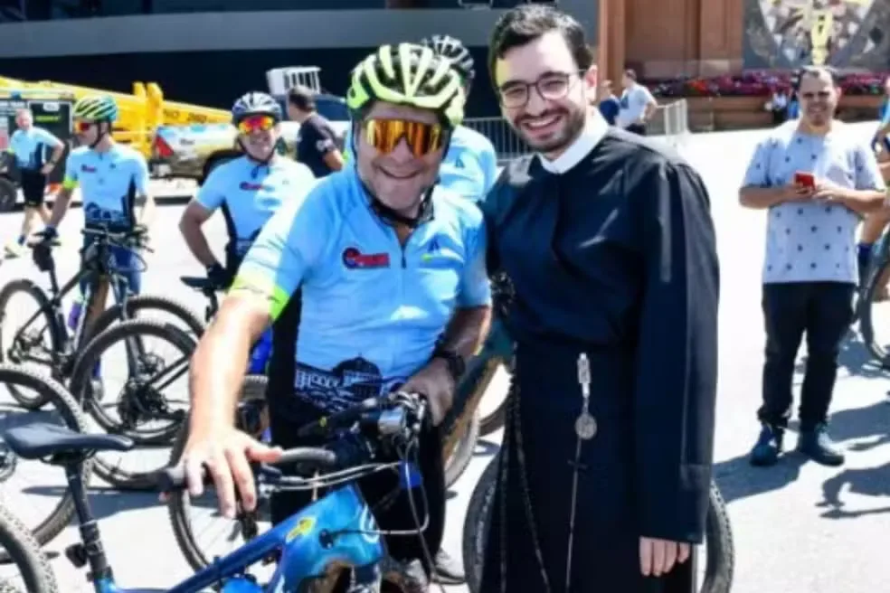 Cantor Daniel chega a Aparecida após pedalar 318 km em romaria