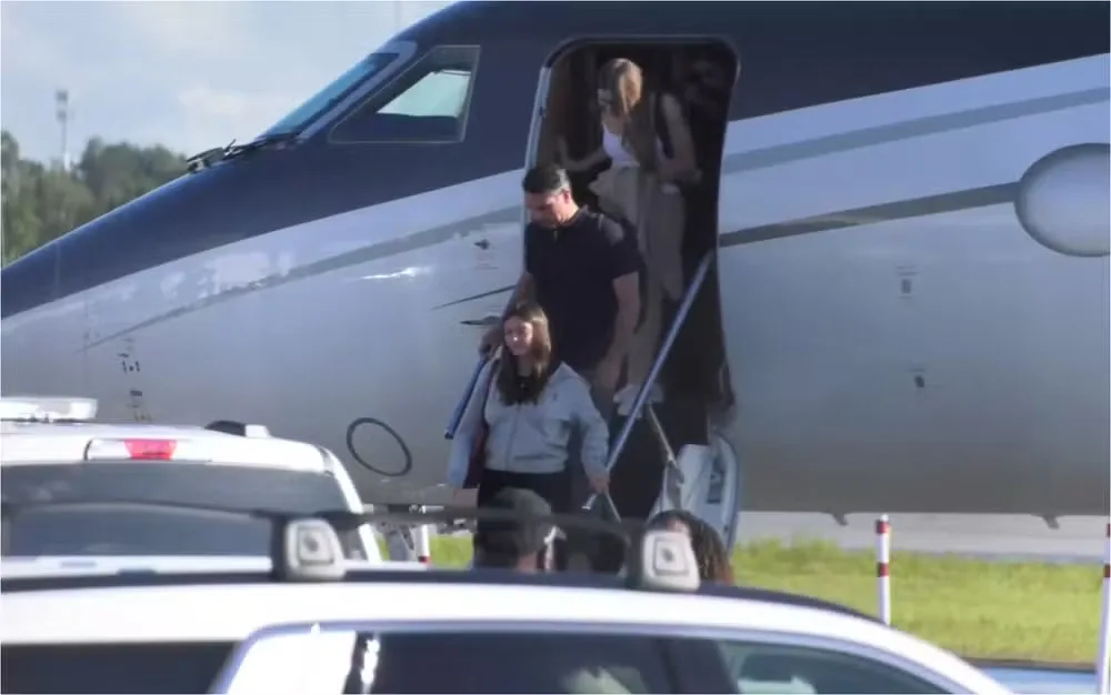 Flávio Bolsonaro desembarca em Miami com a família após viagem pela Argentina e pelo Equador