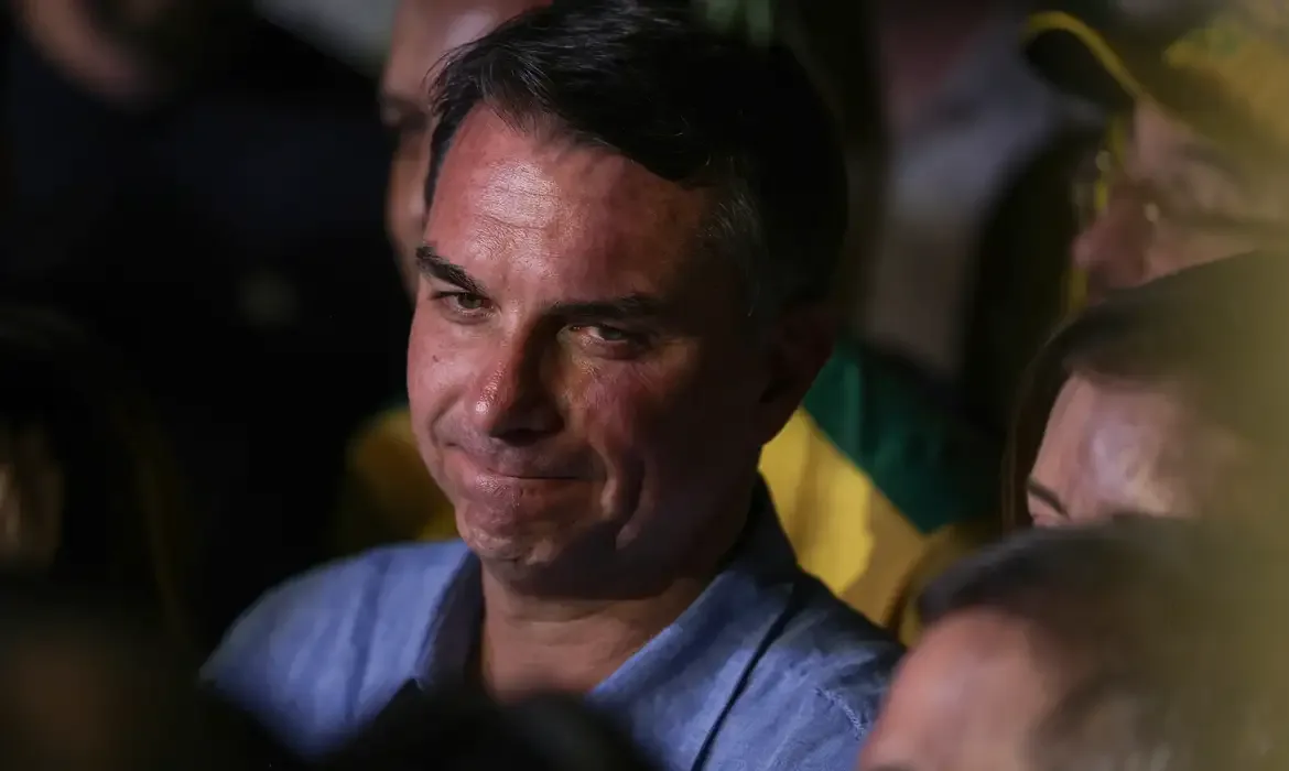 Governo Trump dará visto para Flávio Bolsonaro e permitirá entrada dele nos Estados Unidos