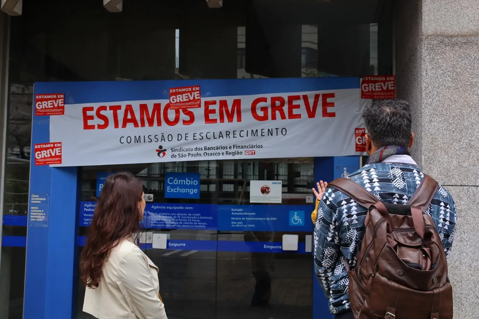 Greve da Caixa chega a 15 dias e clientes relatam dificuldades para acessar serviços