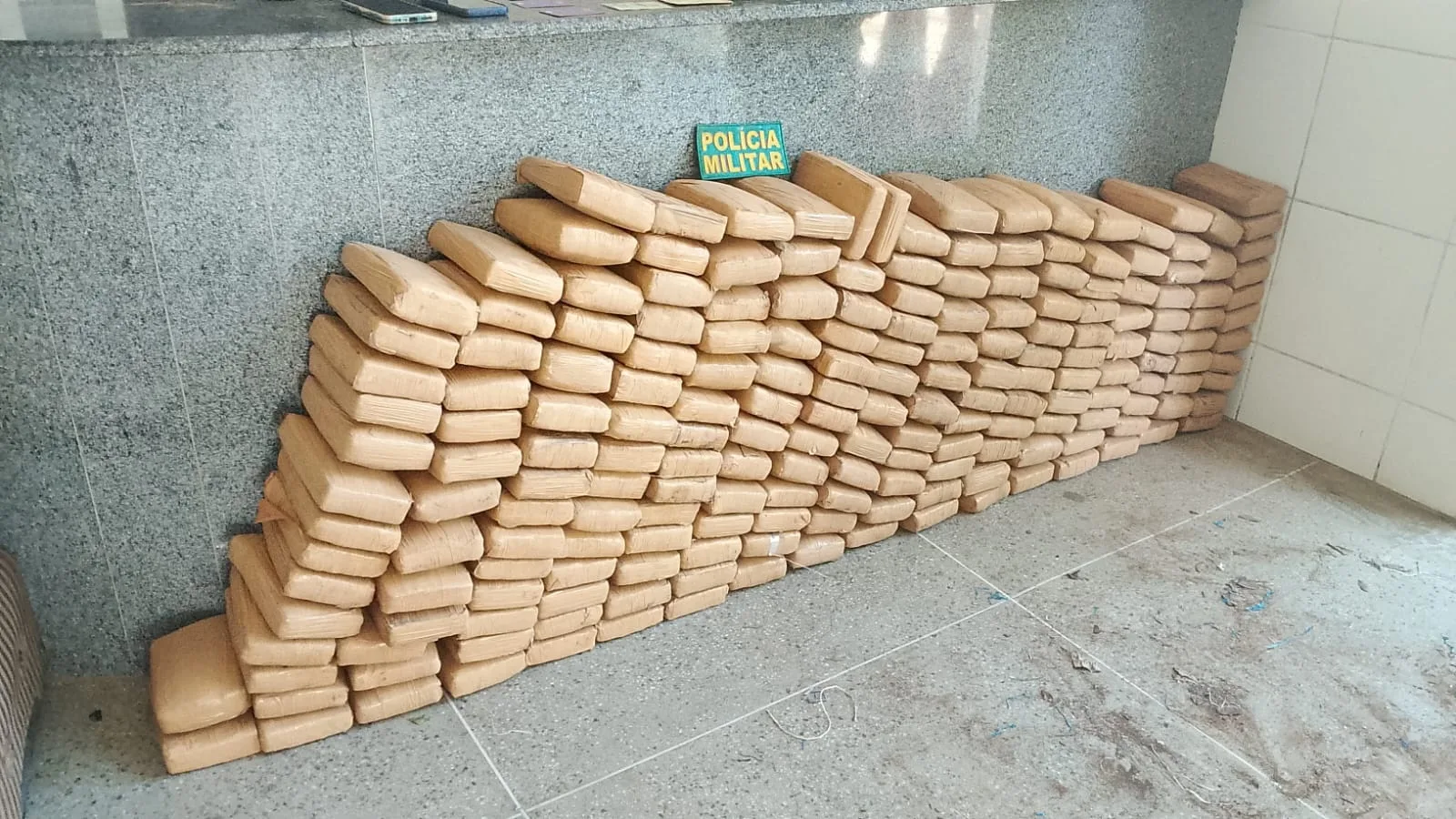 Hilux com mais de 200 kg de drogas é interceptada e dupla é presa em Acopiara, no Ceará